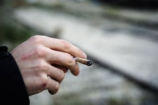 Zakouřil si marihuanu před odletem, teď mu hrozí vězení daleko od domova - Novinky