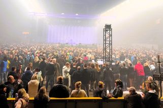 Po Čertech Velký Turné. Oblíkli jsme se do Kabátů a zažili hudební smršť - Médium.cz