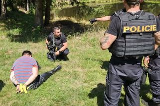 Střílel po své rodině. Policisté zadrželi muže z Klatovska - Novinky