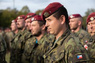 Vojna se do důchodu počítá celá, civilka ne. Chybějící potvrzení vydá archiv nebo úřad