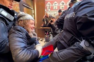 Gretu zase odnášeli policisté. Tentokrát v Norsku - Novinky