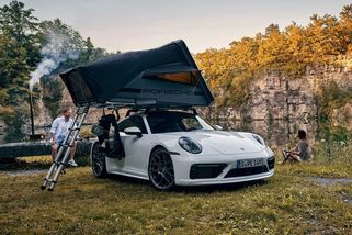Kempovat s teréňákem umí každý. Správní dobrodruzi ale využijí tento stan nad své Porsche! - Garáž.cz