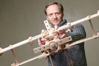 Herec Jan Hájek: Budou-li ženy dostávat stejné šance, chlapům se uleví - Novinky