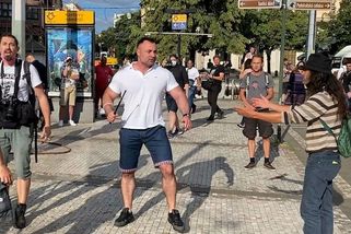 Demonstrace za zemřelého Roma. Přišla i Dělnická mládež a strhla se potyčka - Novinky