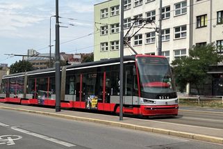 Vyteklý asfalt v kolejích a jeden „fanny gáj ón dh trém“ - Médium.cz