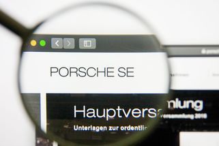 Porsche loni klesl zisk, více se zaměří na investice do výroby zbraní - Novinky