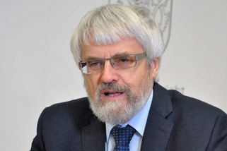 Ústavní soudci čelí výhrůžkám. Falešná fotka měla Šámala spojit s Hradem