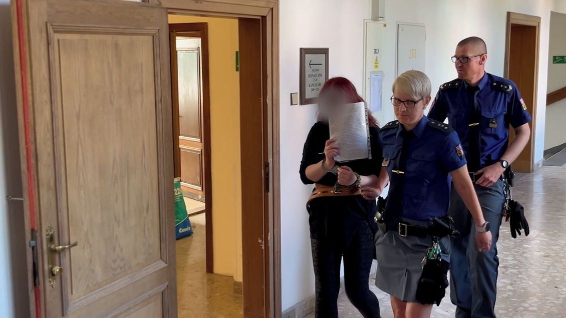 Devadesát šest ran nožem. Matka v Kolíně po třídních schůzkách brutálně ubodala dceru, dostala 18 let - Novinky