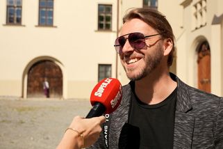 Zpěvák ze 4 Tenorů s partnerkou koupili dům u Prahy