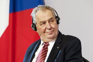 Zeman na summitech NATO vyžadoval alkohol, bláboli...