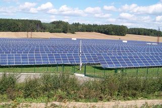 Česko zaplavuje elektřina ze solárů v rekordním množství. Zvládá to přenosová soustava?