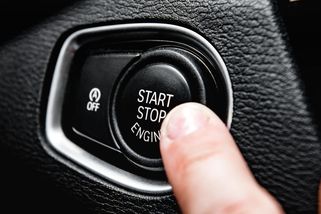 Schovali ho vlevo pod volant. Jediné tlačítko vypne nenáviděný start-stop systém v autě, řada řidičů o něm vůbec neví