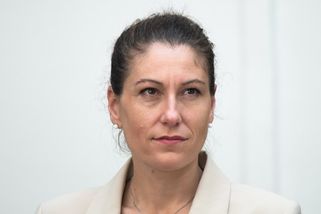 Je mi z tebe na zvracení, ště*ko, nadával politik Decroix. Byl to exces a „hrubá záplata“, přiznává