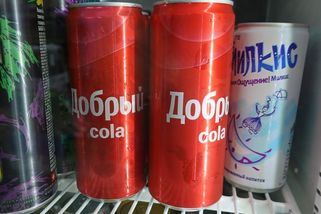 Coca-Cola tvrdila, že z Ruska odejde. Její nápoj tam je ale stále lehce dostupný - Novinky