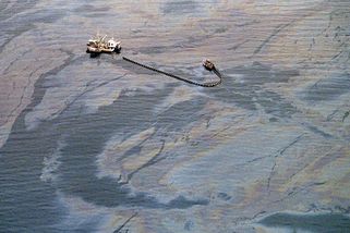 Zmožený důstojník převzal řízení. Následovala ropná katastrofa Exxon Valdez - Seznam Zprávy
