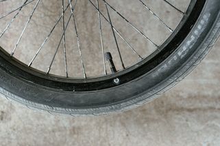 Kroužek na ventilku kola utahuje většina cyklistů. Každý mechanik ví, že právě to trhá duši zevnitř a způsobuje defekt