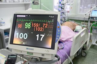 Připojit na ventilaci? Při selekci hraje roli věk i absence očkování, říkají slovenští doktoři - Novinky