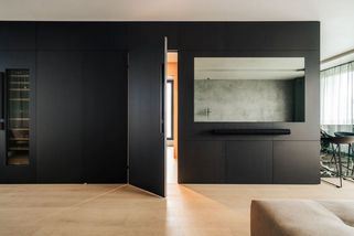 Střešní byty pro dva bratry spojuje rukopis architekta, luxusní mramor i precizní detaily - Novinky