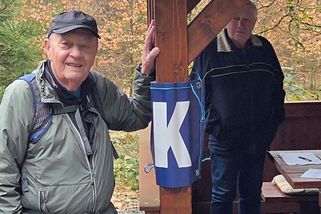 Abych se udržel při životě, musím chodit, říká 84letý rekordman pochodu Praha-Prčice - Novinky