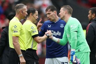 V Liverpoolu zírali na bizarní žlutou kartu. Rozhodčí si vymyslel vlastní pravidlo - Sport.cz