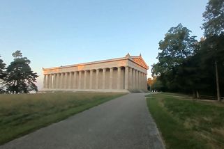 Walhalla nad Dunajem: Němci umí udělat dojem. I když jdete jen v ponožkách - Médium.cz