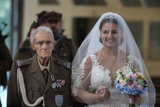 Ještě než zemřel, zvládl válečný hrdina dovést svou vnučku k oltáři - Novinky