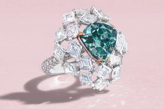 Diamant za čtvrt miliardy v aukci. Jde o největší modro-zelený kámen na světě - Seznam Zprávy