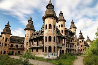 Stavěl dům, postavil hrad. Za zády polských úřadů vyrostlo monumentální sídlo s 12 věžemi - Médium.cz