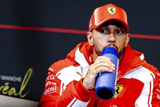 „Potřebuju si srovnat hlavu." Hamiltonova zpověď před letní pauzou děsí fanoušky Ferrari - MotorSport