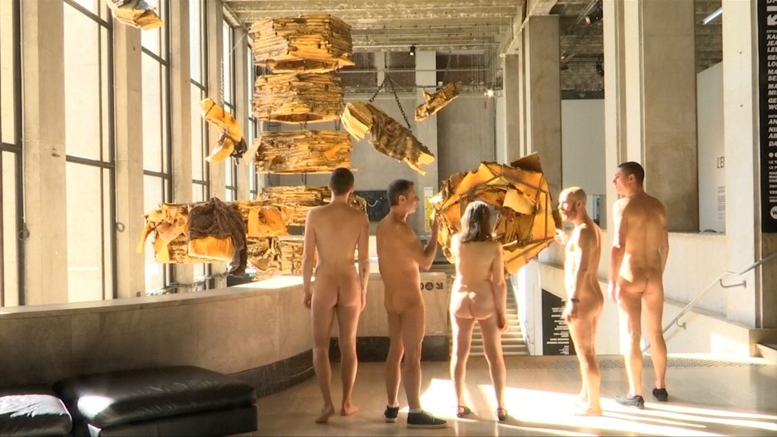 Nudisté v galerii. Slavný pařížský stánek nechal prohlížet moderní umění nahaté návštěvníky - Seznam Zprávy