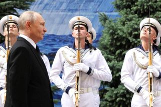 Ponížení pro Putina. Místo velkolepé přehlídky si musel vystačit s plakátem ponorky