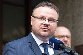 Jsme na správné straně dějin i nyní, řekl šéf ČRo Zavoral před budovou rozhlasu - Novinky