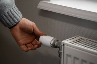 Vypínala jsem topení při odchodu do práce. Když to zjistil instalatér, řekl, že to má opačný efekt - Médium.cz