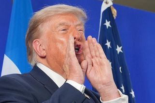 Za 100 tisíc dolarů měsíčně rychlejší přístup k Trumpovým zprávám? Nehorázné, reagují demokraté