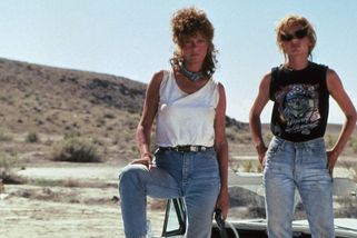Thelma a Louise: Pitt řešil trapný moment, Davis odmítla záskok v intimní scéně a konec chtěli změnit