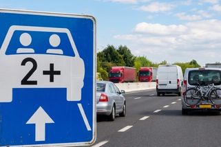 Pozor při cestách na dovolenou: Evropské silnice lemuje nová značka. Porušení vyjde na tisíce