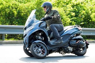Test skútru na třech kolech. Jak se žije s Piaggio MP3