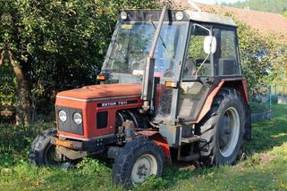 „Muž chtěl koupit traktor Zetor za 180 000 Kč. Když dorazil na místo, neměl ani traktor, ani peníze.“ Naběhl si sám