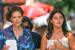 Suri zpřetrhala poslední vazby na otce Toma Cruise. Maminka Katie Holmes ji podporuje