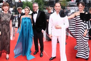 To nejlepší ze zakončení festivalu ve Varech: Darina Muchová oslnila petrolejovou róbou, Milan Peroutka květinovou ozdobou