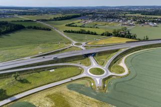 13 let čekání na dálnici: Česko staví tragicky pomalu, plán vlády je pro stavbaře výsměch