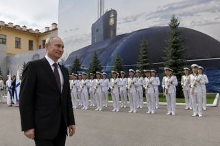 Putin čekal velkolepou přehlídku. Skutečné lodě ale nahradil plakát