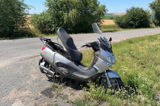 Řidič skútru zemřel po střetu s autem na Kladensku - Novinky