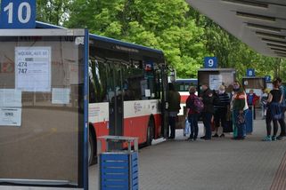 Ač přibylo černých pasažérů, rozšiřuje se nástup do autobusů všemi dveřmi - Novinky