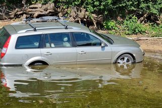 Muž si na Dalešické přehradě vyjel na pramici, na břehu se mu zatím potápělo auto - Novinky