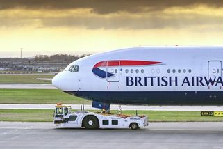 Letuška v baru zvracela, stevarda odnášeli. British Airways zrušily let kvůli opilé posádce - Novinky