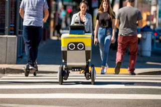 Kolaps dopravy kvůli strojům? Doručovací roboti jezdí zmateně tam a zpět, na přechodu o pomoc prosí chodce
