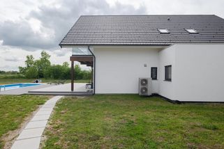 „Na co nemám peníze já, nebude mít ani můj soused.“ Na vesnicích to občas vypadá hůř než v béčkové telenovele