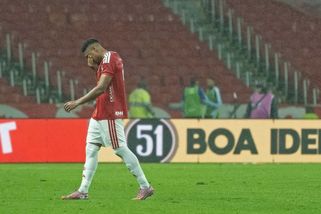Neobvyklý verdikt. Brazilský obránce nesmí hrát, dokud se oběť jeho faulu nezotaví - Sport.cz