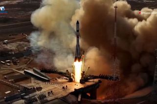 Na ISS dorazila ruská nákladní loď, zakotvení se muselo provést ručně